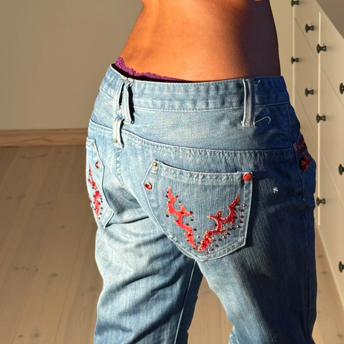 Low bootcut jeans med röda detaljer  - 3