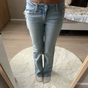 Levi's Superlow Bootcut jeans ljusblå - jag säljer nu mina nya Ljusblå Levi's Superlow Bootcut jeans. jag köpte dom för en vecka sen och har aldrig använt dom, jag testade inte dom i butiken och råkade köpa fel storlek. har tyvärr inget kvitto,  min mamma har det men hon är inte i Sverige just nu !! 