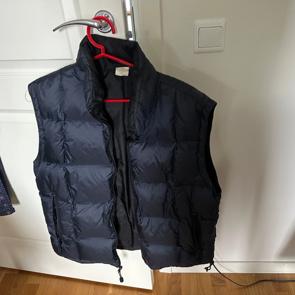 Mörkblå dunväst från GAP