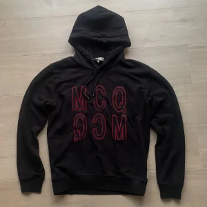 Alexander McQueen hoodie - Säljer nu en sjukt snygg hoodie från Alexander McQueen. Utöver de små slitagen på bokstäverna (bild 3), är hoodien i toppenskick! Storlek Medium. Självklart äkta! Hör av dig vid intresse! 💫