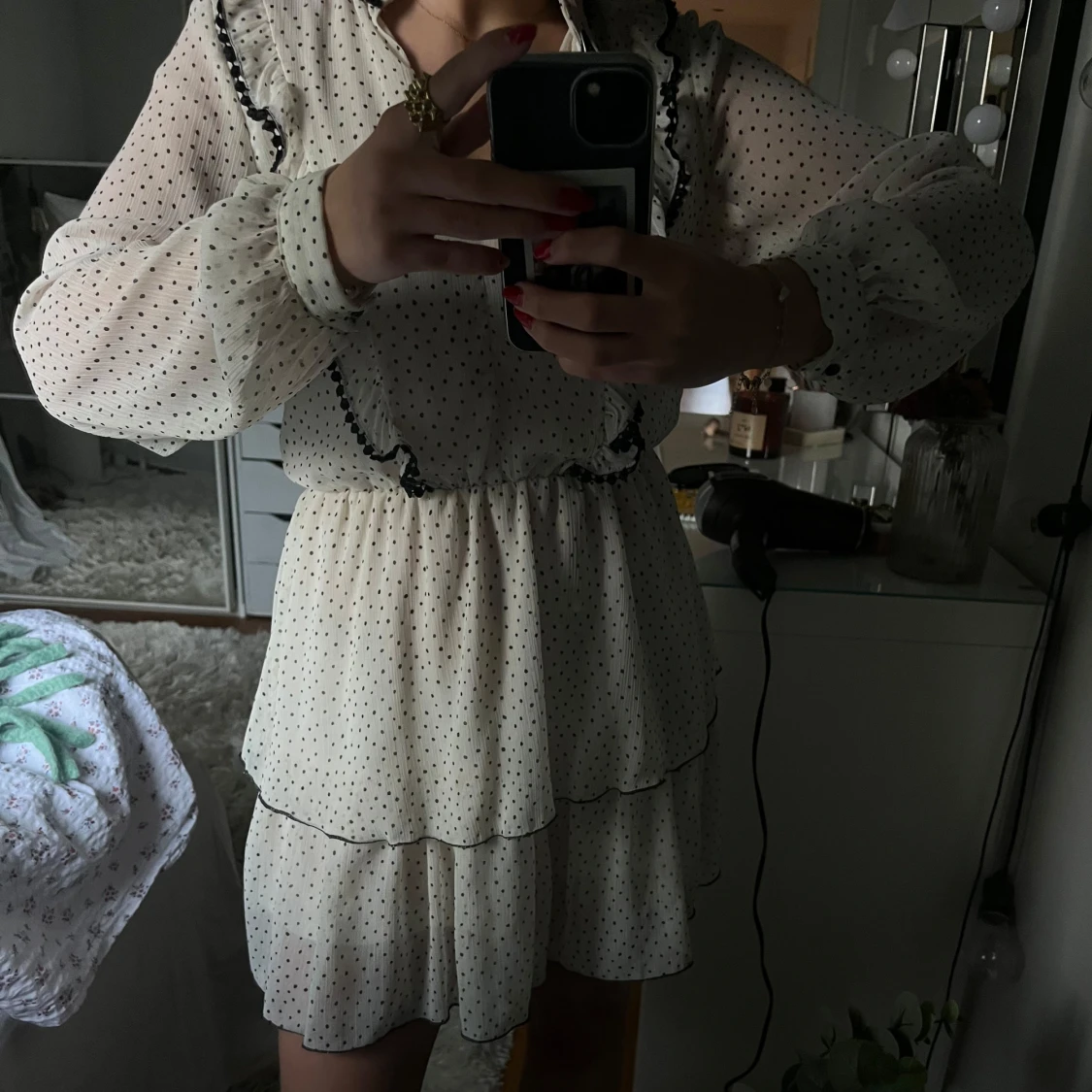 Vit prickig klänning med volang och svarta detaljer - 1