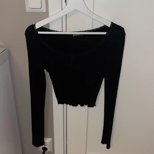 Svart söt långärmad topp med spetts - Använd fåtal gånger. Kommer inte till användning längre.