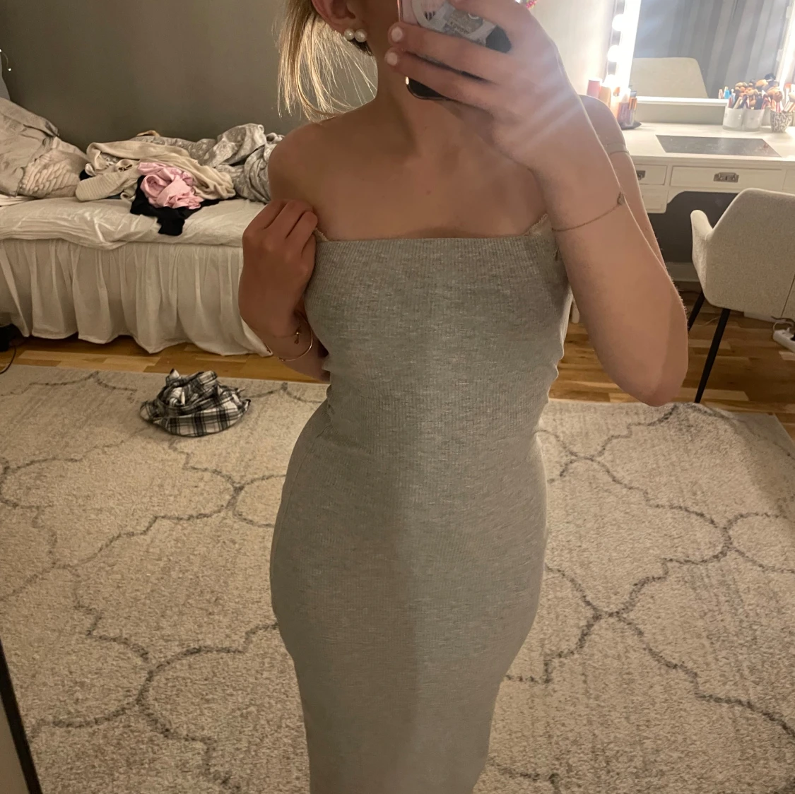 Ljusgrå axelbandslös ribbad klänning - 1