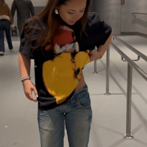 Billie eilish official merch - Jag köpte denna as snygga svarta tröjan på Billie eilish konserten 24/4, och jag söker någon som vill byta den mot en poster(se bild 3)!!🙌💙mellankostnaden kan vi diskutera om du är intresserad då tröjan nästan är dubbelt så dyr🥰