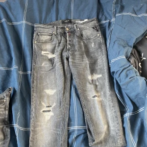 Replay Grover slitna jeans - Säljer dessa gråa  Replay blue jeans med slitningar, bra skick har växt ut dem. Ny pris :2199