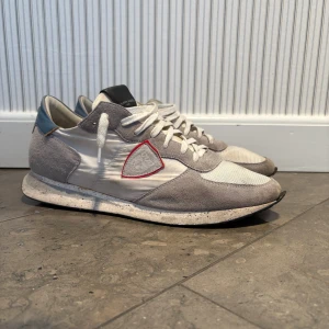Philippe Model sneakers  - Säljer ett par philippe model i ett helt okej skick köpte på miinto för drygt 3000kr. Hör gärna av dig för frågor