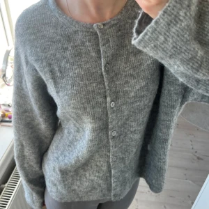 Grå stickad kofta 🩶 - Mysig grå stickad kofta från & Other Stories🩶. Den är använd fåtal gånger! Inga defekter, i storlek L men passar som lite oversize på M och S🥰