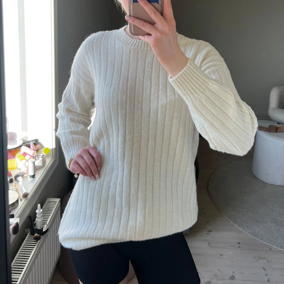 Beige ribbstickad tröja - 1