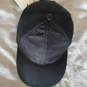 Gucci keps - Säljer nu gucci kep i storlek M. Kepsarna har lappar, dustbag, kvitto tillkommer även. Priset är inte hugget i sten.