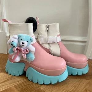 Melanie Martinez teddy bear platforms - Platforms boots från Melanie Martinez x koi footwear kollektionen. Bra skick, använda. Officiell merch