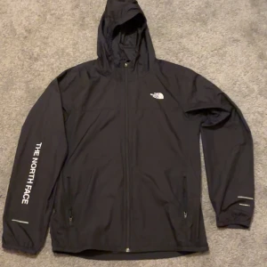 North Face windbreaker  - Säljer en windbreaker från North Face i barn storlek xl men passar mer som S i vuxen storlek, pefekt nu inför sommaren. Bara att skriva vid flera funderingar 