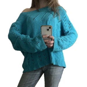 Turkos oversized tröja - Supersnygg  turkos stickad tröja med oversized passform och lång ärm. Köpt second hand så lite tecken på anvöndning och ingen lapp kvar, men uppskattas som M beroende på hur man vill att den ska sitta! 