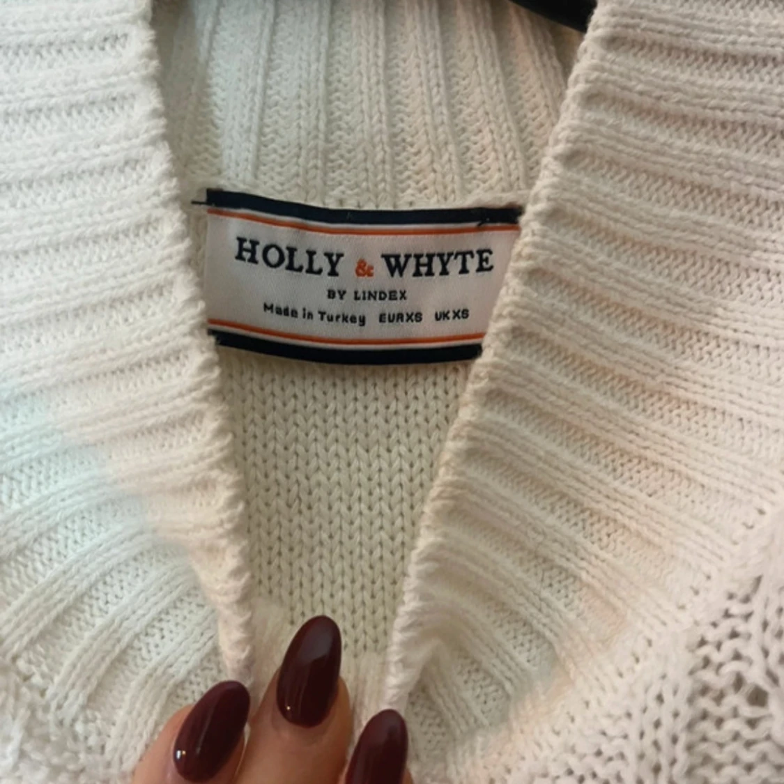 Vit stickad väst från Holly & Whyte