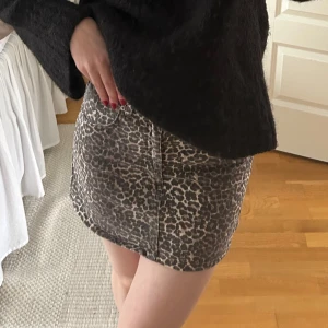 leopardkjol - Säljer denna leopardkjol i storlek S från Pull&Bear. Superfint skick. Säljer för 170kr.