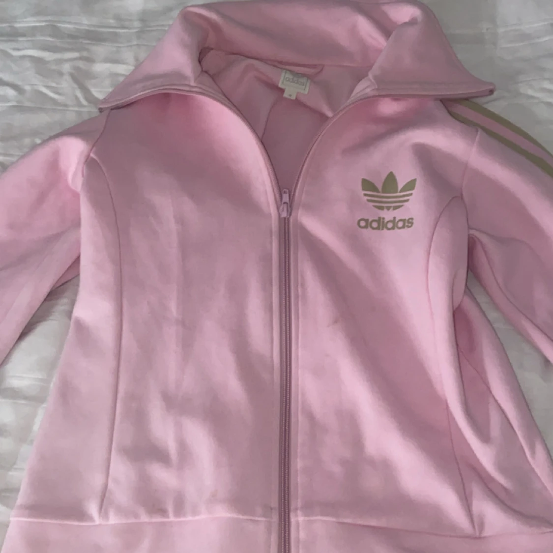 Rosa Adidas zipjacka med guldiga ränder