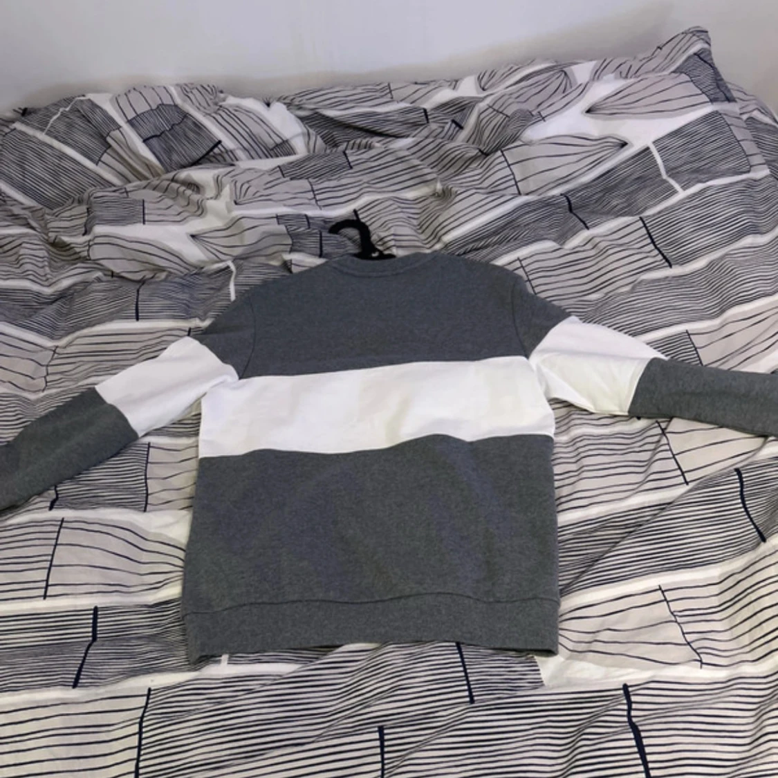 Grå och vit sweatshirt från Lyle & Scott - 2