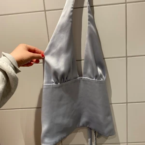 Ljusblå satin halternecktopp - Super söt topp med öppen rygg knyttningar! Svår att visa på bild 