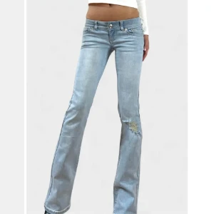 Ljusblå bootcut jeans med slitning  - Sjukt snygga jeans! 🥰Säljer pga att jag råka köpa fel storlek så de är inte alls använda. S i midja och regullar i längd. Dessa säljs inte längre 