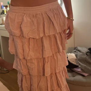Volang långkjol - Jättefin ljusrosa långkjol med volanger, alla prislappar kvar. Passade inte mig och gick inte att lämna tillbaka så säljer därför vidare.