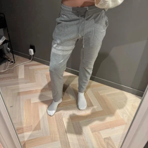 Grå mjukisbyxor med snörning - Säljer dessa grå mjukisbyxor från stronger då dom blivit för små🩶. storlek xs