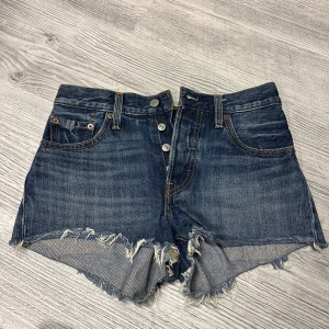 Shorts Levis - Blåa shorts från Levis stl W24, motsvarar XS. Inte mycket använda så i nyskick, inga defekter