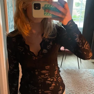 Spetsbody - Snygg v-ringad spets body från hm. Aldrig använd, perfekt för fest!