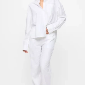 Vita linnebyxor med låg midja  - Säljer ett par vita linnebyxor med avslappnad passform och dragsko i midjan. Byxorna har raka, vida ben och är perfekta för en stilren och luftig look. Passar bra till både skjorta och t-shirt. Använda 1 gång, har köpt nya och dessa används inte längre. 