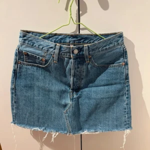 Blå jeanskjol från Levi's - blå jeanskjol från Levi’s som inte kommer till användning💗Kjolen är lågmidjad o skicket är jättebra 
