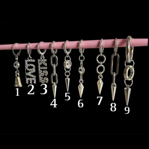 Silverfärgade örhängen med hängen - Silvriga örhängen- Skriv siffran på de/ dom örhängena du vill köpa. Om du köper ett örhänge kan du bara skriva siffran till mig och köpa direkt, vill du köpa flera (eller ett par av en siffra) så skriver du vilka siffror så justerar jag priset. Alla örhängen på bilden är styck men går som sagt att köpa par. Köper du bokstavs örhängen skriv även med bokstav då. Handgjorda, nickelfria, rostfria. (Bokstaven på bokstavs örhänget är gjord i akryl)