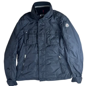 Moncler windbreaker  - Moncler Mate vindjacka. Storlek 2 passar S/M skick 9/10 mycket bra! Pris 2790 finns att köpa på Fashionels.com