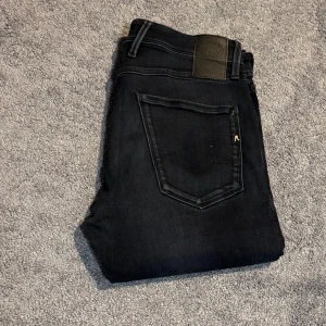 Replay anbass jeans  - Riktigt snygga mörkblåa replay jeans i modellen anbass] Storlek W32 L32] väldigt fint skick!                   Hör av er vid funderingar!