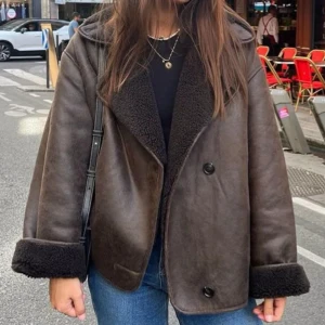 Slutsåld Zara jacka - Säljer virala bruna jackan från Zara. Går inte längre att få tag i på hemsidan. Strl XXS men passar mig som har S i vanliga fall. Jackan är oversized i stilen.🥰 nypris 1200. Två av bilderna är lånade från Pinterest och zaras hemsida🥰