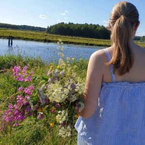 Randig sommardröm - Säljer en söt blåvit randig linnetopp från H&M med tunna axelband och volangdetaljer upptill. Perfekt för varma dagar och har en luftig passform. Superfin till jeans eller kjol! 🤩💕