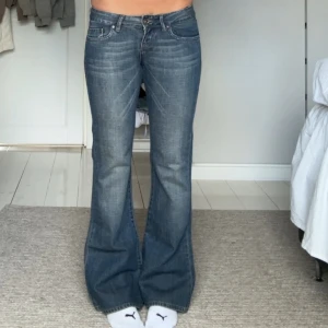 Lågmidjade jeans  - Helt oanvända cross jeans, alla lappar är kvar. Fin mörkblå färg i bootcut modellMidjemått tvärsöver: 39cm. Midjehöjd: 18 cm.Innerbenslängd 79cm