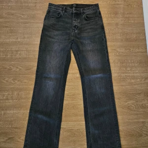 Mörkgråa jeans från Neuw - Säljer ett par mörkgråa jeans från Neuw i storleken 29/32 med klassisk femficksdesign och hällor för bälte. Jeansen har en något tvättad look och raka ben som blir vidare nedtill. Använda ett fåtal gånger. Modellen heter Julian relaxed. Köpte dem för 1199 kr.
