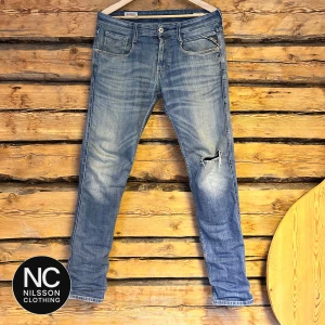 Replay Anbass  - Riktig feta Replay jeans med slitningar 🔥skick 7/10. Dem passar nån som är 173-182cm. Dem har ett hål men de fixas innan jag skickar självklart💯 