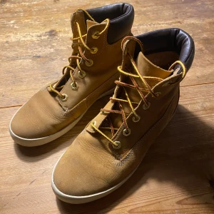 Timberland Glastonbury - Säljer ett lite använt par Timberland Glastonbury i storlek 37,5. Nypris 1300 kr.