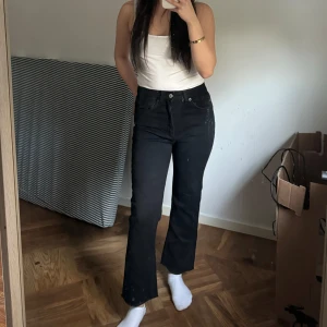Svarta bootcut jeans - Svarta jeans med bootcut passform och hög midja. Klassisk femficksmodell med raka ben som blir vidare nedtill. Från zara storlek 36, jag är ca 160 för referens 🖤🦢