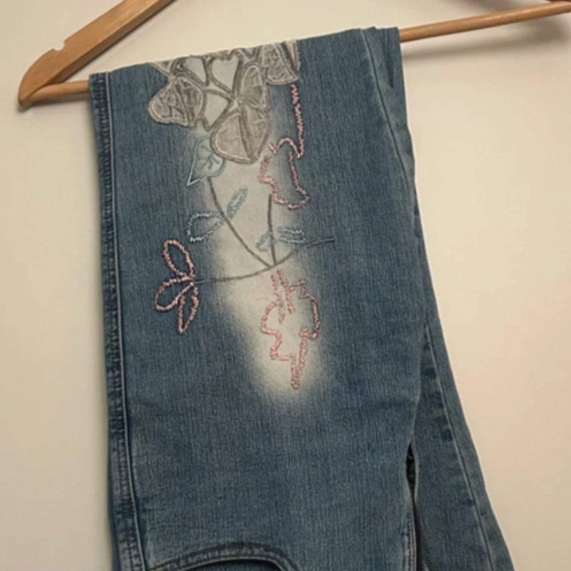 Blå broderade jeansbyxor från Wanili