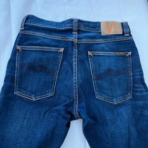 Mörkblå jeans från Nudie Jeans - Säljer trendiga mörkblå Nudie Jeans strl W30 L32