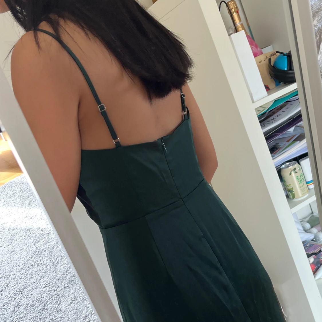 Mörkgrön långklänning med smala axelband - 1