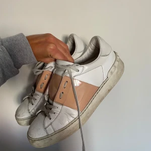 Valentino sneakers  - Säljer mina valentino sneakers! De är väl använda men fortfarande fina🤗 skicket ser ni på bilderna! Hör av er vid frågor, har boxen till skorna✨