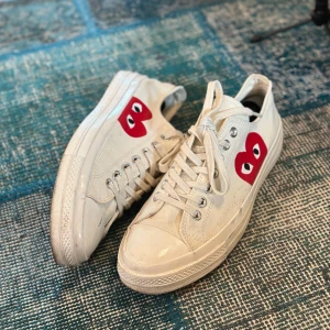 Comme des Garçons / cdg Converse - Tjena! Nu ligger dessa riktigt feta comme des garçons play x Converse all Star / Cdg Converse skorna uppe till intressekoll! Dem är i bra skick o allt og tillkommer. OBS dem är INTE äkta. Trots det är materialen och kvaliten på topp! Strkl 43. MVH Abbe 