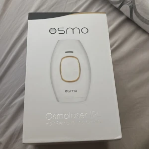 Osmo Osmolaser IPL hårborttagningsapparat - Säljer en Osmo Osmolaser IPL hårborttagningsapparat i vit plast med gulddetaljer. Kommer i originalförpackning med tillbehör och laddare. Perfekt för smidig och effektiv hårborttagning hemma.