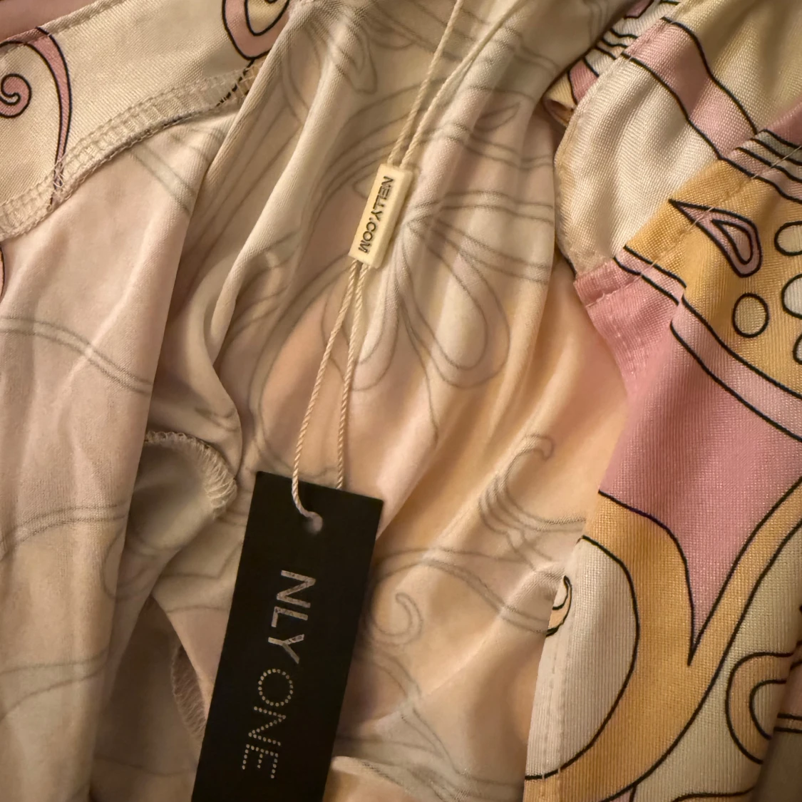 Mönstrad miniklänning från NLY  - 2