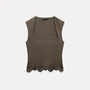 Brun ärmlös linnetopp från Zara - Supersnygg brun ärmlös linnetopp från Zara med fyrkantig ringning och broderade blommiga detaljer längs den vågiga nederkanten. Perfekt att styla med jeans eller kjol för en trendig look.