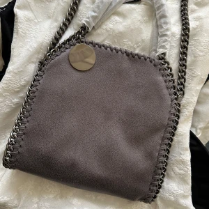 Väska med silver kedja - Väska som är helt ny ifrån Spanien! Den har allt papper osv kvar på😻