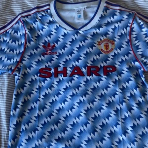 Manchester United retro bortatröja från Adidas - Klassisk Manchester United bortatröja 1990-92  från Adidas. Oanvänd i storlek S. Pris går att diskuteras.
