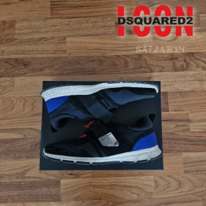 Dsquared2 Skor - Säljer exklusiva DSQUARED2 sneakers i storlek 44! Mycket bra skick, sparsamt använda. Stilren och sportig design som kombinerar komfort och premiumkänsla. Svart med blå detaljer och vit sula, kardborreband och DSQUARED2-logga på spännet. Perfekta för dig som gillar lyxig streetwear och maximal komfort. Nypris ca 4500–5000 kr. 📦 Snabb leverans – skickas samma dag! 📦 📌 Hör av dig vid intresse! #dsquared2 #sneakers #streetwear #herrmode
