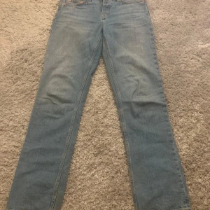 Blå raka jeans - Blåa jeans från lager 157, modell Icon. Inte andvänt mycket då de e därför jag säljer. Passar mig perfekt som är 168cm lång.